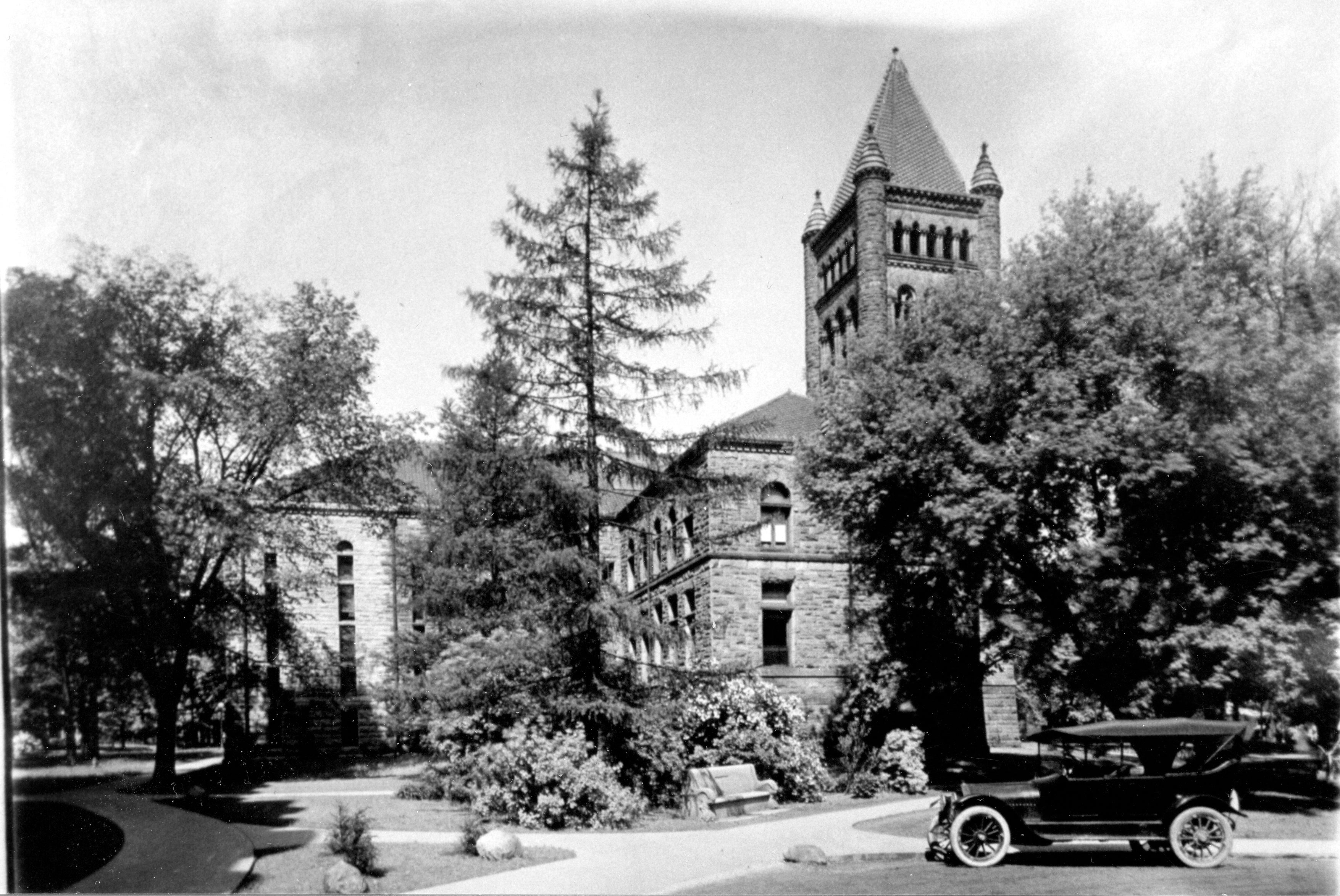 Altgeld Hall in 1915